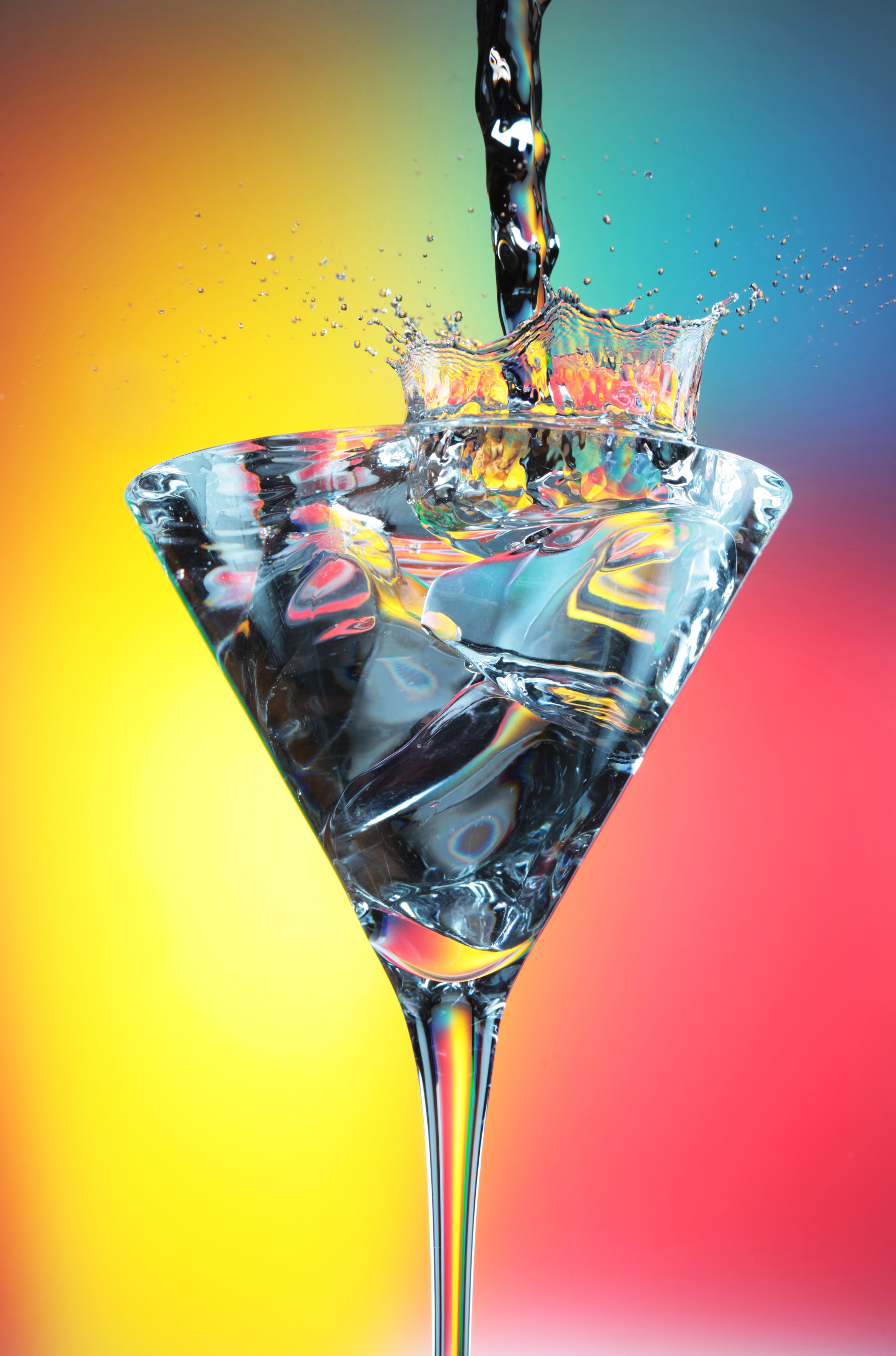 グラスと水とライトだけで 酔える オリジナルカクテル ゼウスのスチルライフマジック セレクト Shuffle By Commercial Photo